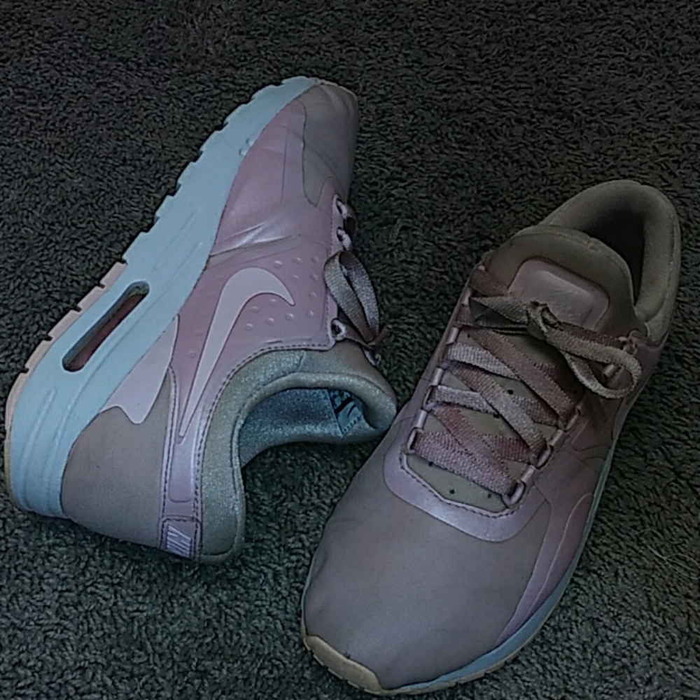 Nikes - Picture 2 of 3